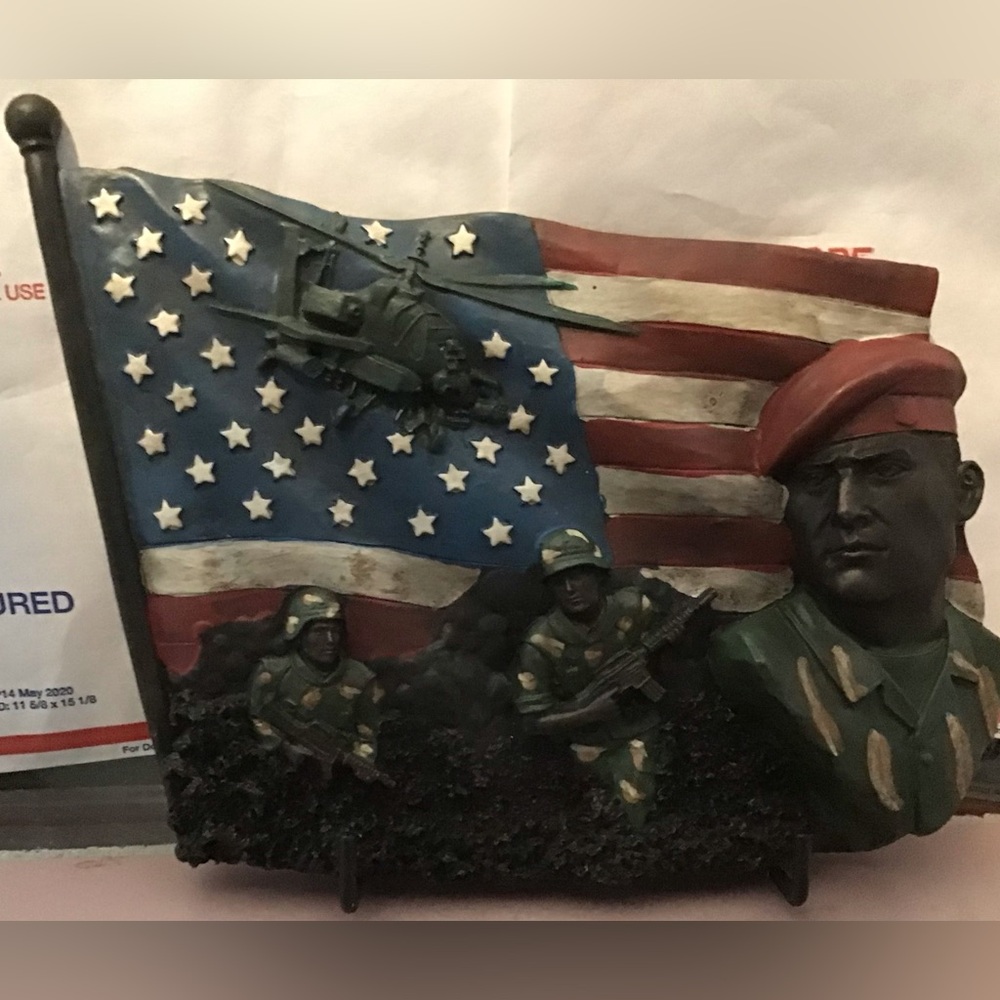 🆕Patriotic Military Army Sculpture with American Flag